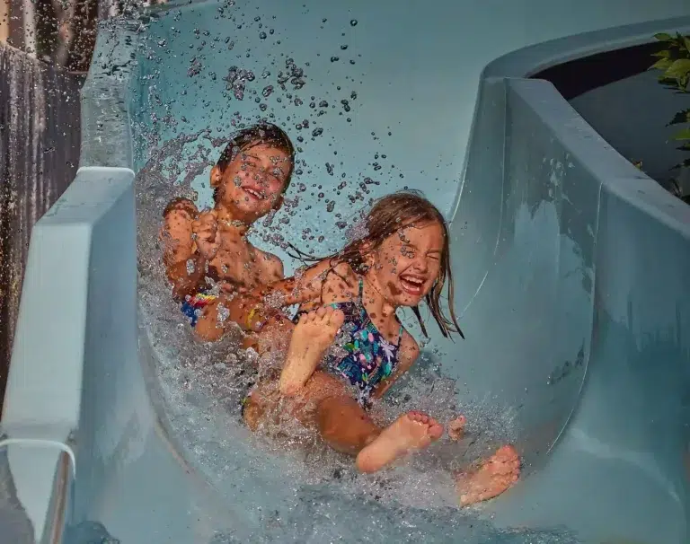 Enfants sur le toboggan de l’espace aquatique