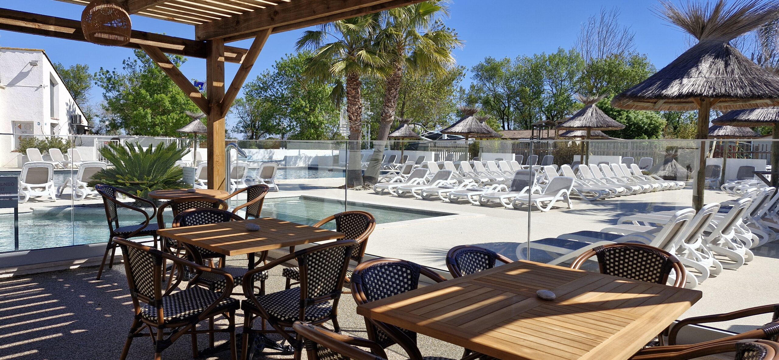 Terrasse du restaurant face à la piscine du camping Crin Blanc