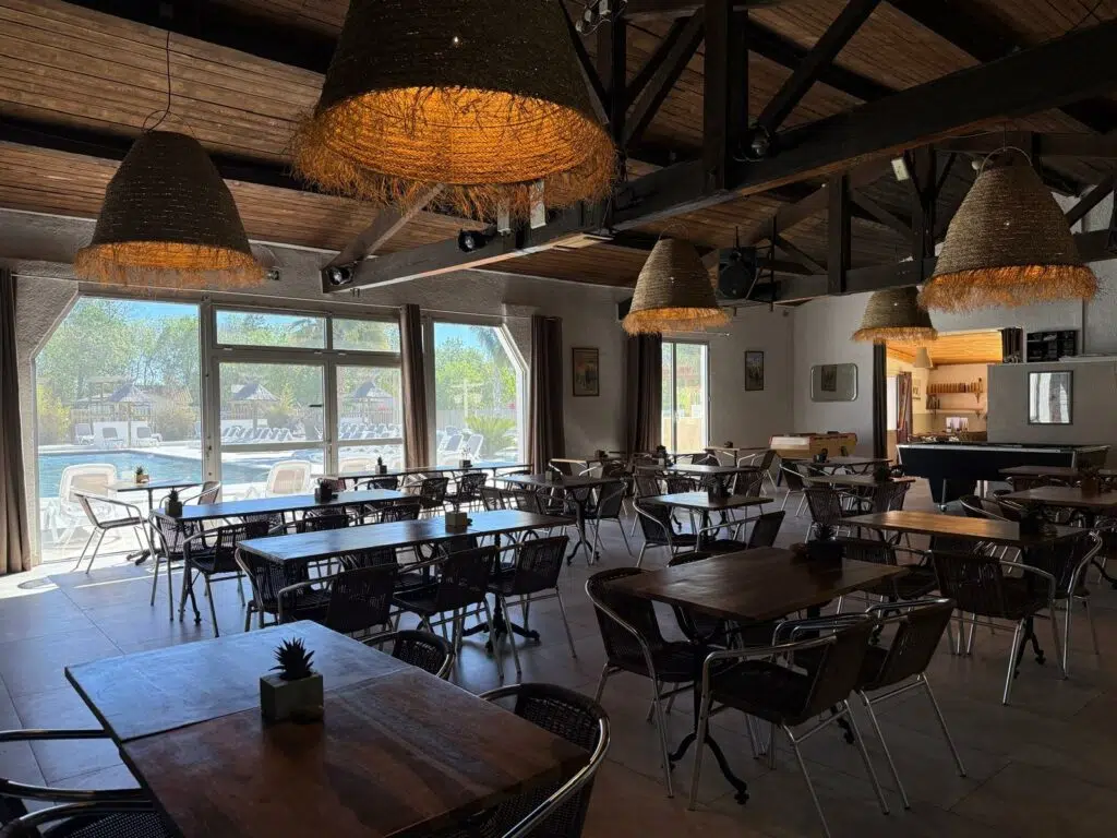 Salle du restaurant du camping Crin Blanc, nouvelle décoration