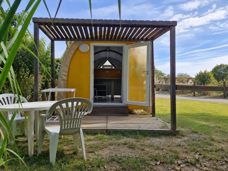 Tente bivouac avec terrasse en bois au camping Crin Blanc
